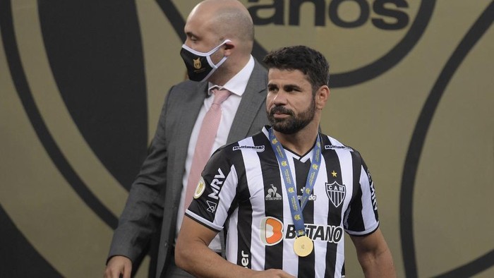 (FILES) In this file photo taken on December 05, 2021 Atletico Mineiros Diego Costa celebrates winning the Brazilian 2021 championship after the football match against Red Bull Bragantino, at the Mineirao stadium in Belo Horizonte. - Spanish-Brazilian striker Diego Costa, 33, has terminated his contract with Atletico Mineiro and is now free to sign for another club, the two sides announced Sunday night. (Photo by DOUGLAS MAGNO / AFP)