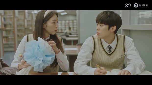 Do Jin cemburu pada Hae Ju yang menerima buket permen dari siswa laki-laki