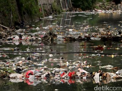 Sungai Cicadas Bandung Dipenuhi Sampah, Berbau dan Air Menghitam