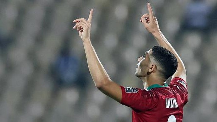 Moroccos defender Achraf Hakimi celebrates after scoring his teams second goal during the Africa Cup of Nations (CAN) 2021 round of 16 football match between Morocco and Malawi at Stade Ahmadou-Ahidjo in Yaounde on January 25, 2022. (Photo by Kenzo Tribouillard / AFP)