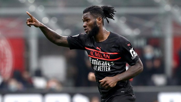 MILAN, ITALY - OCTOBER 16: Franck Kessie of AC Milan celebrates after scoring their teams second goal from the penalty spot during the Serie A match between AC Milan and Hellas Verona FC at Stadio Giuseppe Meazza on October 16, 2021 in Milan, Italy. (Photo by Marco Luzzani/Getty Images)