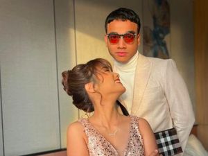 Foto: Penampilan Glamour Fuji dengan Gaun & Fadly Pakai Jas, Dikira Pacaran