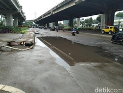 Tali Air Sudah Dibikin, Genangan Tetap Ada di Jl DI Panjaitan Jaktim