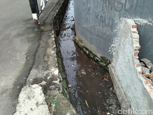 Sempat Picu Berdirinya Tanggul Tengah Jalan Pondok Bambu, Got Mulai Dikeruk Sempat Picu Berdirinya Tanggul Tengah Jalan Pondok Bambu, Got Mulai Dikeruk