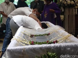 Tangis Nurul Arifin Pecah di Depan Jenazah Putrinya