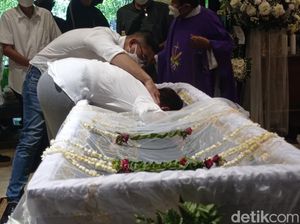 Tangis Nurul Arifin Pecah Saat Misa Penutupan Peti Maura Magnalia Tangis Nurul Arifin Pecah Saat Misa Penutupan Peti Maura Magnalia