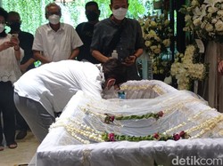 Tangis Nurul Arifin saat Terakhir Kali Lihat Maura Magnalia