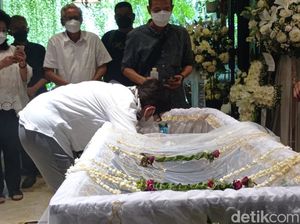 Tangis Nurul Arifin saat Terakhir Kali Lihat Maura Magnalia Tangis Nurul Arifin saat Terakhir Kali Lihat Maura Magnalia