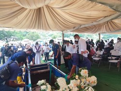 Rasa Aneh Mayong Suryo Laksono Makamkan Sang Anak Maura Magnalia