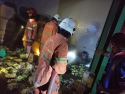 Kebakaran Gudang di Margomulyo Padam