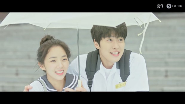 Kebersamaan Do Jin dan Hae Ju di tengah hujan