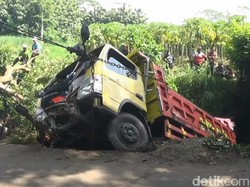 Truk Tabrak Pohon Lalu Terjun ke Sungai di Kediri Gegara Sopir Ngantuk