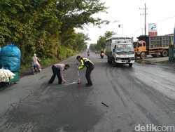 Sopir LCGC Ini Tewas Setelah Ngebut Lalu Cium Pantat Truk di Sidoarjo