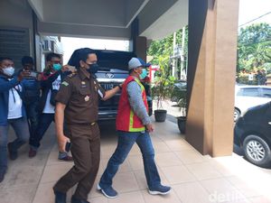 Koruptor Urukan Tanah Rp 579 Juta di Lamongan Dijebloskan ke LP Koruptor Urukan Tanah Rp 579 Juta di Lamongan Dijebloskan ke LP