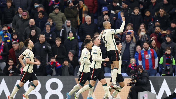 LONDON, ENGLAND - JANUARY 23: Fabinho of Liverpool celebrates with teammates after scoring their sides third goal from the penalty spot during the Premier League match between Crystal Palace  and  Liverpool at Selhurst Park on January 23, 2022 in London, England. (Photo by Alex Pantling/Getty Images)