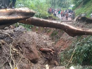 Longsor Lebakbarang Pekalongan, Ratusan Warga di 2 Dusun Terisolir Longsor Lebakbarang Pekalongan, Ratusan Warga di 2 Dusun Terisolir