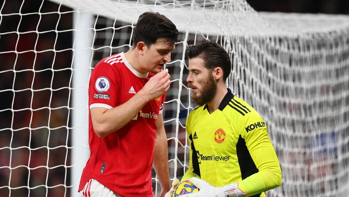 MANCHESTER, ENGLAND - DECEMBER 30: Harry Maguire and David De Gea of Manchester United interact during the Premier League match between Manchester United and Burnley at Old Trafford on December 30, 2021 in Manchester, England. (Photo by Dan Mullan/Getty Images)