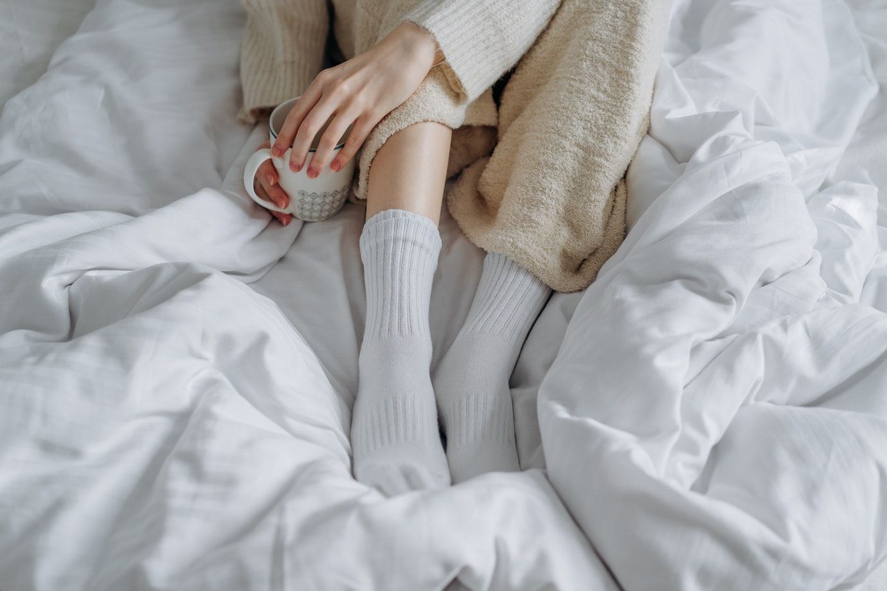Manfaat tidur mengenakan kaus kaki/ Foto: Pexels/ Mikhail Nilov