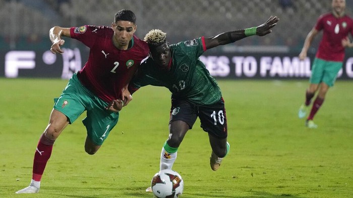 Moroccos Achraf Hakimi, left, vies for the ball with Malawis Francisco Madinga, during the African Cup of Nations 2022 round of 16 soccer match between Morocco and Malawi at the Ahmadou Ahidjo stadium in Yaounde, Cameroon, Tuesday, Jan. 25, 2022. (AP Photo/Themba Hadebe)