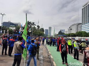 Buruh Demo Gedung DPR, Tuntut UU Cipta Kerja Dicabut