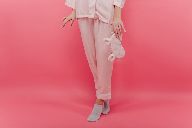 Mengenakan kaus kaki di malam hari bisa membuat tidur lebih cepat/ Foto: Freepik/ Lookstudio mengenakan kaus kaki di malam hari bisa membuat tidur lebih cepat