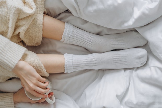 Mengenakan kaus kaki saat tidur bisa mengatur suhu tubuh/ Foto: Pexels/ Mikhail Nilov Mengenakan kaus kaki saat tidur bisa mengatur suhu tubuh