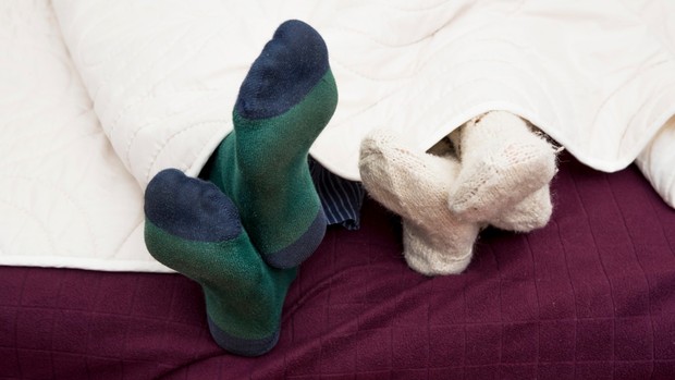 Mengenakan kaus kaki saat tidur kurangi terjadinya Raynaud/ Foto: Freepik/ Freepik Mengenakan kaus kaki saat tidur kurangi terjadinya Raynaud