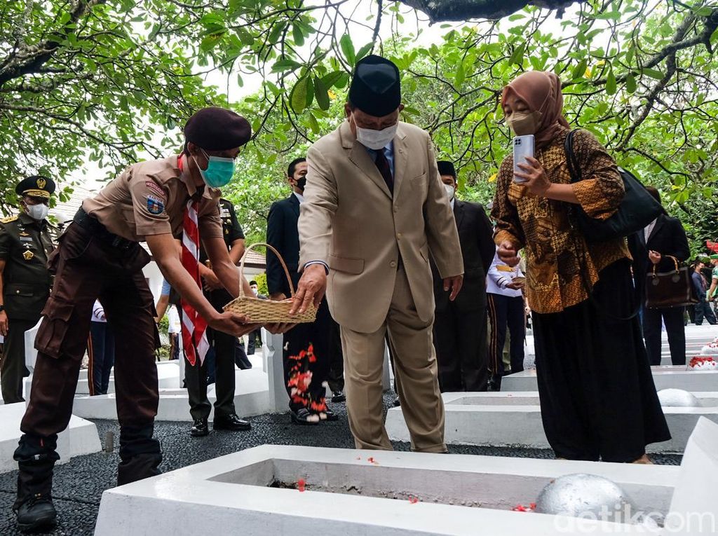 Momen Prabowo Ziarah ke TMP Taruna saat Peringatan Hari Bakti Taruna