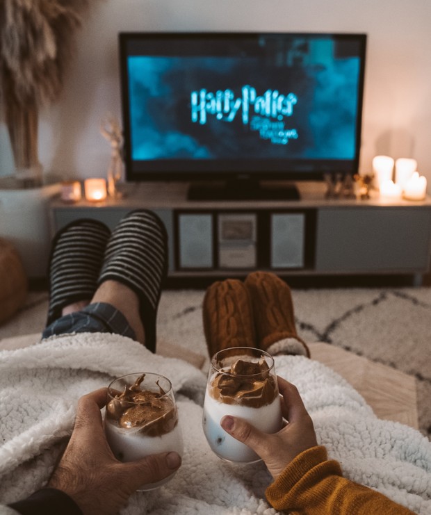 Menonton film bersama orang terkasih/Foto: Pexels.com/Taryn Elliott Penerapan filosofi Hygge: Menonton film bersama orang terkasih