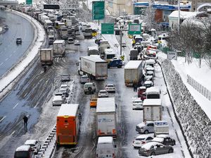 Badai Salju Terjang Yunani dan Turki, Mobil-mobil Terjebak di Jalanan