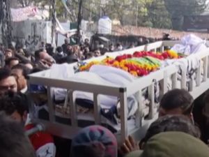 Momen Pemakaman Jurnalis Pakistan yang Tewas Ditembak