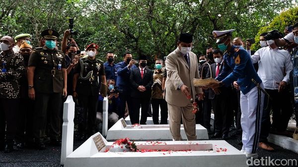 Momen Prabowo Tabur Bunga di Peringatan Hari Bhakti Taruna