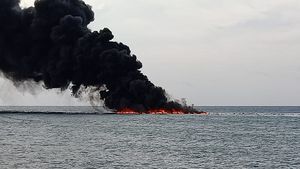 Ngeri! Perahu BBM Terbakar di Pelabuhan Gayam Sapudi Sumenep