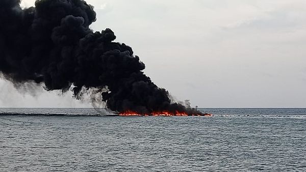 Ngeri! Perahu BBM Terbakar di Pelabuhan Gayam Sapudi Sumenep
