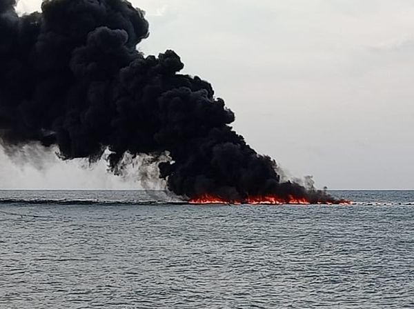 Ngeri! Perahu BBM Terbakar di Pelabuhan Gayam Sapudi Sumenep