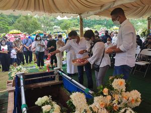 Cerita Mayong soal Buku Agak Kontroversial Maura yang Belum Terbit Cerita Mayong soal Buku Agak Kontroversial Maura yang Belum Terbit