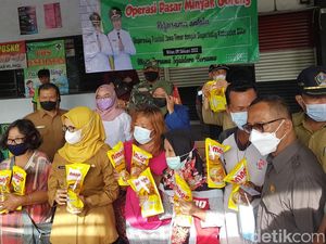 Operasi Pasar 5.000 Liter Minyak Goreng Tandas Diserbu Warga Blitar