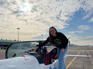 Potret Pilot Wanita yang Pecahkan Rekor, Keliling Dunia Solo di Usia 19 Tahun