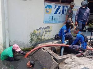 Lumpur Endapan Banjir di Babat Lamongan Disedot