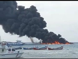 Perahu BBM Terbakar di Pulau Sapudi Meledak hingga Terbelah Dua