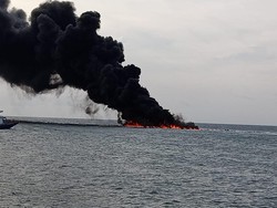 Perahu BBM Ludes Terbakar di Pelabuhan Gayam Sapudi, Kerugian Rp450 Juta