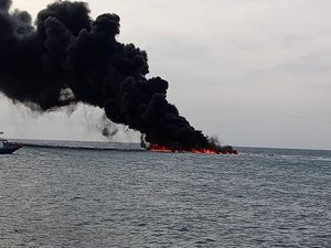 Perahu BBM Ludes Terbakar di Pelabuhan Gayam Sapudi, Kerugian Rp450 Juta Perahu BBM Ludes Terbakar di Pelabuhan Gayam Sapudi, Kerugian Rp450 Juta