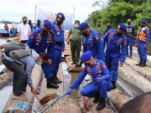 Polisi Amankan 1.000 Kayu Ilegal di Perairan Sungai Belayan Kaltim Polisi Amankan 1.000 Kayu Ilegal di Perairan Sungai Belayan Kaltim