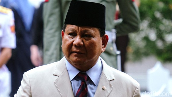 Menteri Pertahanan (Menhan) Prabowo Subianto menghadiri upacara peringatan Hari Bhakti Taruna di TMP Taruna, Tangerang, Rabu (26/1/2022).
