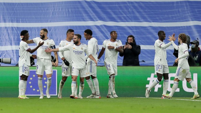 MADRID, SPAIN - NOVEMBER 03: Karim Benzema of Real Madrid (2L) celebrates with teammates after scoring their teams second goal during the UEFA Champions League group D match between Real Madrid and Shakhtar Donetsk at Estadio Santiago Bernabeu on November 03, 2021 in Madrid, Spain. (Photo by Gonzalo Arroyo Moreno/Getty Images)