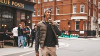 Gaya Keren Sean Gelael Saat Ngopi di London hingga Hangout di Bali