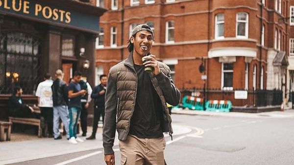 Gaya Keren Sean Gelael Saat Ngopi di London hingga Hangout di Bali