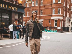Gaya Keren Sean Gelael Saat Ngopi di London hingga Hangout di Bali Gaya Keren Sean Gelael Saat Ngopi di London hingga Hangout di Bali