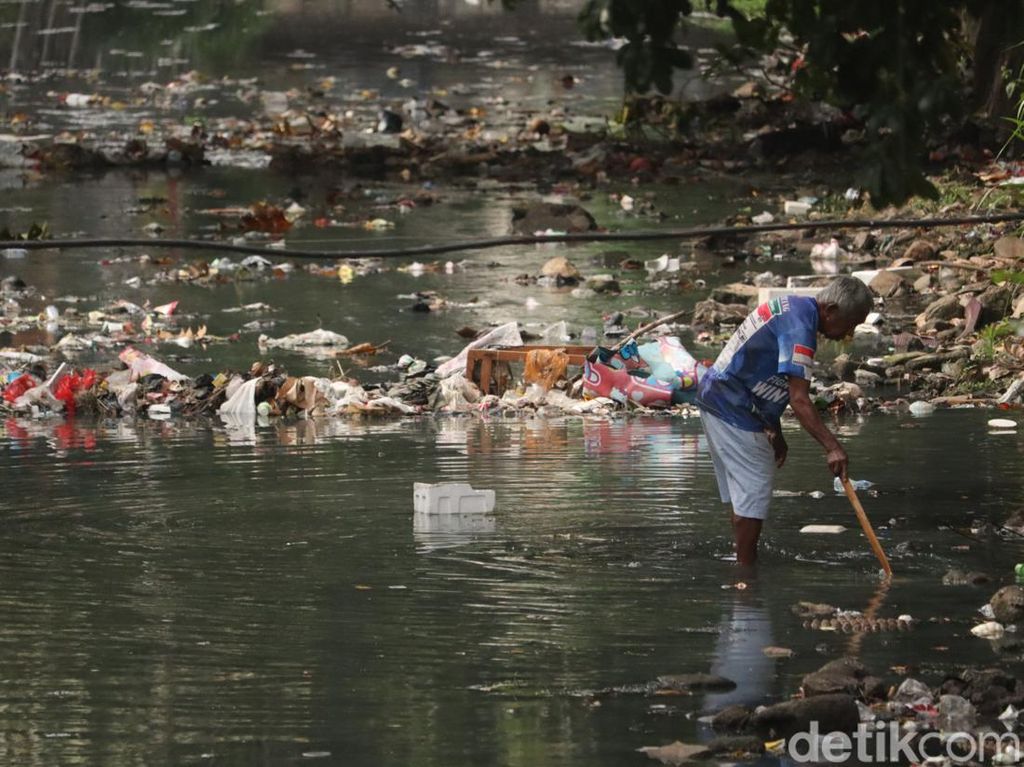 Jorok! Sungai Cicadas Bandung Dicemari Sampah