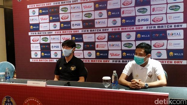 Shin Tae-yong dan Evan Dimas dalam Konferensi pers Timnas Indonesia jelang laga uji coba melawan Timor Leste di Trans Hotel Seminyak